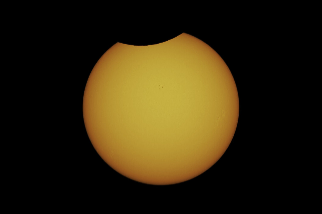https://astrofilicernusco.org/storage/2021/07/Eclissi-parziale-di-sole-10-06-2021-h1218-Pioltello.jpg